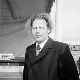 Minolta Europe GmbH: "Europa-Center": Kamera-Hersteller: Gewerbegebiet Nord: Kurt-Fischer-Straße: Grundsteinlegung: vorn Minister für Soziales Karl Eduard Claussen: dahinter links Tisch mit Grundsteinkapsel, dahinter Zeltplane