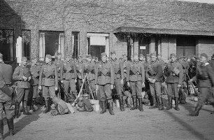 Zweiter Weltkrieg. Niederlande unter deutscher Besatzung. Angehörige der deutschen Wehrmacht mit Marschgepäck vor einem Gebäude (wohl bei Den Haag)