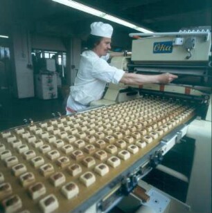 Marzipanprodukte beim Verlassen der Füllmaschine, in der sie mit einer Karamel-Masse gefüllt wurden
