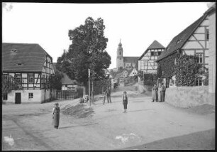 Leuben. Dorfstraße mit Gasthof und Kirche