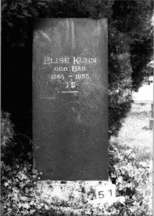Grabstein 51 (Index: 99804535) Material: Granit Zustand: gut Maße HxBxT: 130x49x18 cm Beschreibung: rechteckige Stele, Sockel, flacher Abschluß: Grabstein 51