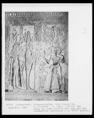 Der König in einer Kapelle vor Amun und der Totengöttin Meretseger