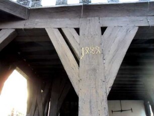 Stadtbild-Rathaus-Ansicht von Westen-Stützbalken der offenen Erdgeschoßhalle mit eingeschnitzter Jahreszahl 1484 (Bauninschrift-verzapftes Fachwerk)