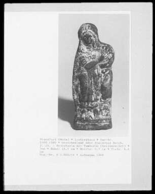 Priesterin mit Tamburin