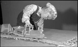 Orschweier: Holzspielzeug Götze, Kind mit Eisenbahn