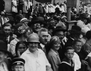 Szene aus dem Dokumentarfilm "Festzug der Dresdner Feuerwehr" anläßlich der Ausstellung "Der Rote Hahn": Zuschauer