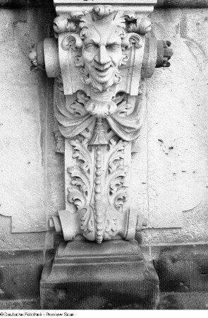 Konsole mit Maske