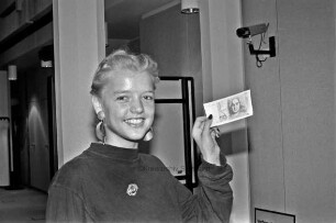 Kreissparkasse Stormarn: Auszubildende Katrin Peters zeigt einen neuen Fünfzigmarkschein