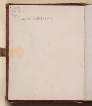Vorsatz. Vorderes fliegendes Blatt. Rückseite : Familienalbum in lutherischer Familientradition. Ledereinband, goldgeprägt mit Metall-Leder-Schließe, Goldschnitt; 14,5 x 11,5 x 3 cm (um 1890/1900): Dresden: SLUB/DF 2017.A.351