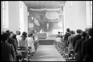 St. Gerold: Kloster St. Gerold, Klosterkirche innen, mit modernem Wandbild [während einer Messe]