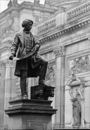 Gottfried-Semper-Denkmal