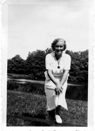 Hildegard Ostkamp-Blumer (1909-2001; Sopranistin), Ehefrau des Komponisten Theodor Blumer (1881-1964). Fotografie im Freien, Leipzig 1937