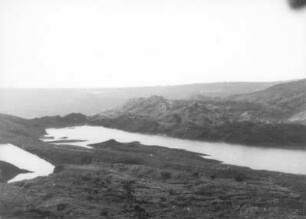 Braunkohlentagebau Hirschfelde (Kopalnia Turoszów), östlich der Lausitzer Neiße; seit 1945 Polen. Rutschung am Niederbusch mit Ansammlung von Grubenwasser