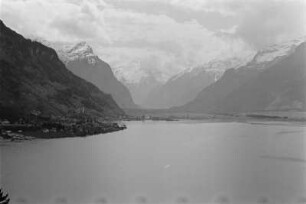 Vierwaldstättersee : Blick über den Vierwaldstättersee auf umliegende Berge.