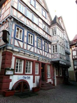 Stadtbild-Schloßgasse - Seitengasse nach Westen über Süd mit Giebelständigen Häusern (Fachwerkobergeschosse in Riegelbauweise auf steinernem Stock) in Übersicht