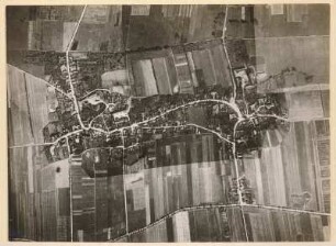 Luftbild. Dölzig westlich Leipzig. Gassengruppendorf. Luftbildsenkrechtaufnahme