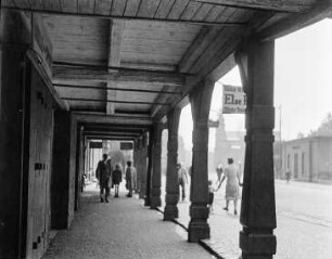 Hohenelbe, Hauptstraße : Hohenelbe (Vrchlabi/Tschechische Republik). Laubenhäuser an der Hauptstraße