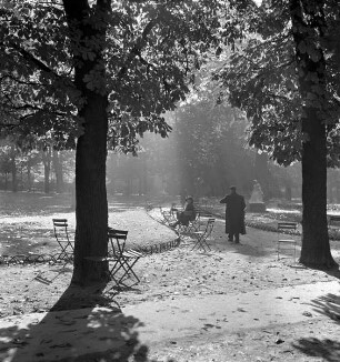Leere Stühle im Jardin du Luxembourg (Aufnahme im Rahmen der Fotokampagne im besetzten Frankreich)