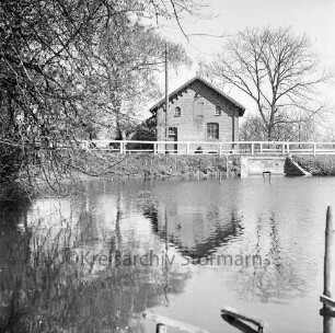 Mühlenteich, dahinter das Gebäude der alten Mühle, Blick nach Norden
