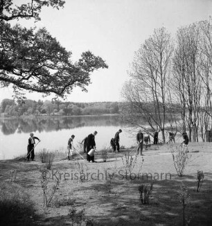Dorfschule: Schulpark am Grabauer See: Säuberung des Wanderwegs durch Schüler: links und rechts Bäume: vorn Sträucher