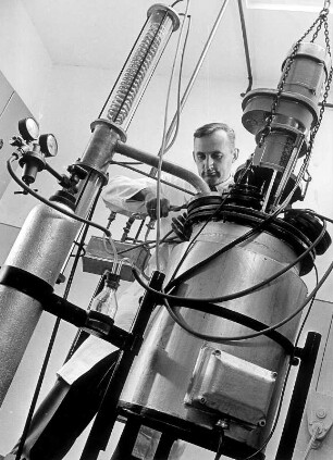 In einem Chemiewerk. Ein Laborant arbeitet an einem Reaktionsbehälter