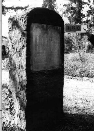 Grabstein 160 (Index: 100093719) Maße HxBxT: 171x71x46 cm Besonderheit: Doppelgrab für Eheleute: Grabstein 160