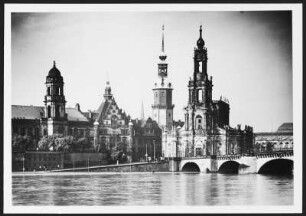 Dresden, Schloß und Hofkirche : Dresden. Blick vom Neustädter Ufer über die Elbe auf die Silhouette der Altstadt mit Ständehaus, Residenzschloss, Hofkirche und Augustusbrücke