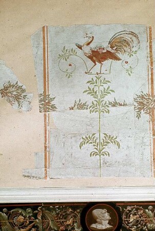 Tapete mit exotischen Vögeln und geflügelten weiblichen Figuren