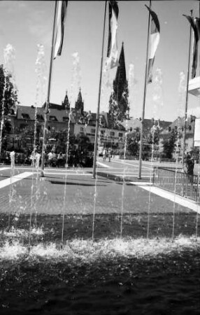 Freiburg: Springbrunnen vor der Kongresshalle, Hintergrund Münster, von oben
