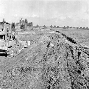Kreisstraße zwischen Glinde und Reinbek: Neubau: Ausschachtung für die neue Straße durch das Industriegebiet Reinbek/Glinde/Schönningstedt: links Bagger: dahinter Bäume