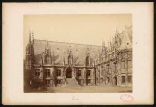Justizpalast, Rouen: Ehrenhof, Ansicht Ostfassade mit Aussentreppe