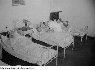 Krankenschwester bei der Betreuung von Patientinnen