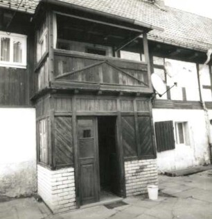 Dresden-Cossebaude, Brauergasse 1. Zweiseithof (1801/1850). Wohnhaus, Hofseite. Eingang mit Vorlaube im Obergeschoß