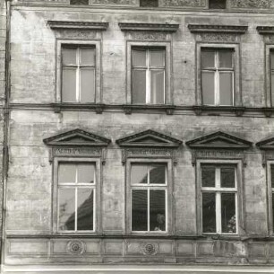 Cottbus, Straße der Jugend 154/Ecke Bürgerstraße. Wohnhaus mit Laden (E. 19. Jh.). Teilfassade (1. u. 2. OG)