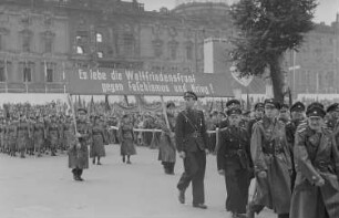 Internationale Friedenskundgebung der Fédération Internationale des Anciens Prisonniers Politiques (FIAPP) und der Vereinigung der Verfolgten des Naziregimes (VVN) : Demonstrationszug