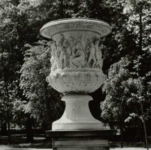 Prunkvase mit Figurenfries