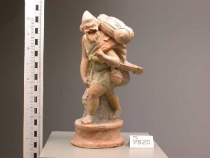 Terrakotte: Komödienfigur - Schauspieler als Soldat mit Gepäck