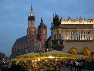 Türme der Marienkirche und Tuchhallen am Hauptmarkt