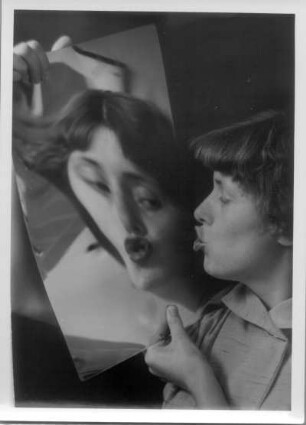 Renate Rössing mit Zerrspiegel