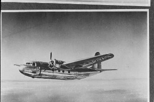 Vergleichsabbildungen. Fliegendes Flugzeug