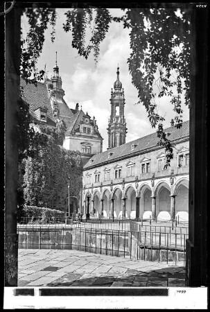 Dresden, Eingang zum Stallhof mit Katholischer Hofkirche