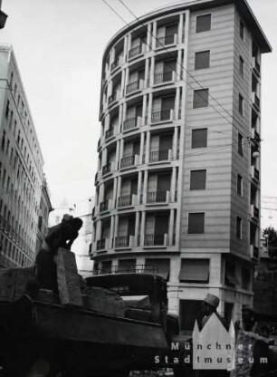 Genua. Wohnhaus mit Balkons (Balkonserie)