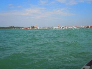 Venedig - Lagune mit Skyline : Skyline mit Markusplatz über die Lagune gesehen. Aufgenommen am 8. August 2011 in Venedig