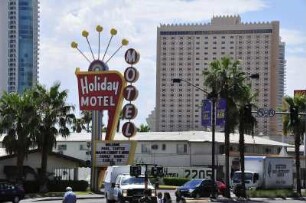 Las Vegas - Motelwerbung am nördlichen "Strip" : Aufgenommen am 8. August 2012 am Las Vegas Boulevard ("Strip"), der sechs Kilomter langen Hauptstraße im Spielerparadies Las Vegas