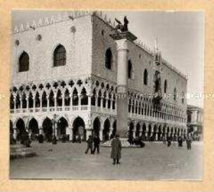 Venedig, Granitsäule mit dem geflügelten Löwen des heiligen Markus vor dem Dogenpalast