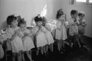 Bukarest: Institut für Ausbildung von Fürsorgeschwestern, Kindergruppe beim Beten