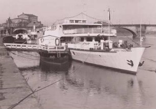 Dresden. Dampferanlegestelle unterhalb der Brühlschen Terrasse mit Fahrgastschiff 'Ernst Thälmann'