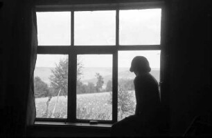 Nepotrowo: Ira Olschewski am Fenster, von Innen