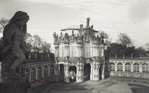 Dresden-Altstadt. Zwinger (1709-1728; M. D. Pöppelmann). Wallpavillon (1716-1718). Blick von der Terrasse der Bogengalerie