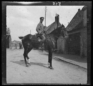 Fresnes-les-Montauban (Dep. Pas-de-Calais, Frankreich): Oberleutnant Hanfstingl zu Pferd